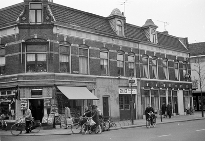 59754 Gezicht op de voorgevels van de huizen Kanaalstraat 105 (links) -lager te Utrecht met links de Lombokstraat; ...
